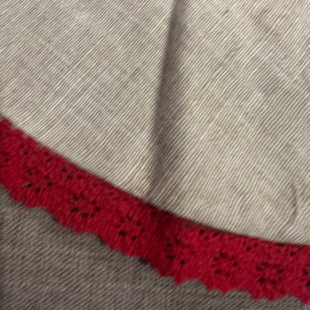Vintage embroidered Christmas tree skirt with a red crocheted trim - Picture 7 of 13